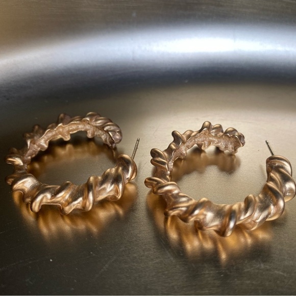 STUNNING vintage Anne Klein gold tone earrings - Picture 6 of 7